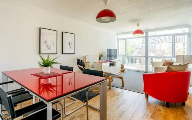 Central Townhouse With Double Terrace and Free Parking