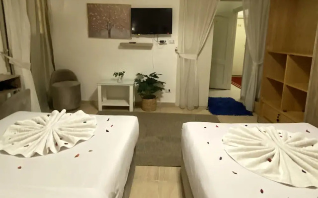 Seven Pyramids Inn