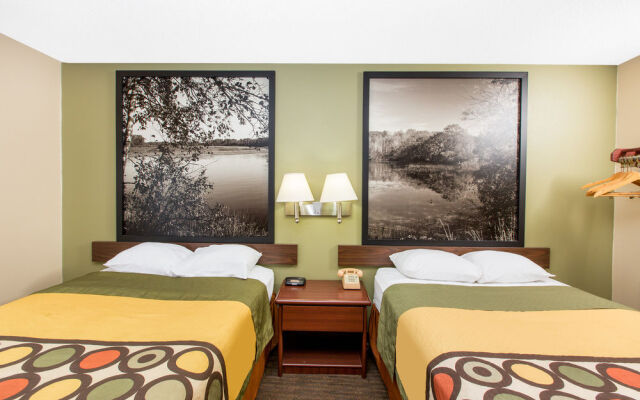 Super 8 Fairmont