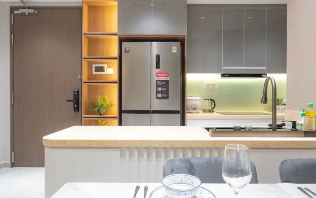Happy Light Apartment in the Cardinal Court