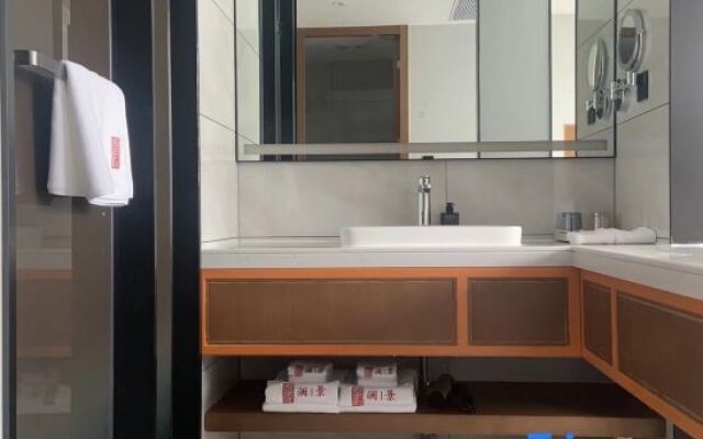 Wuhan Lanjing Hotel (Sports Center Dongfeng Company Subway Station)