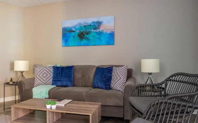 Large 2BR Apt Near Perk Plaza