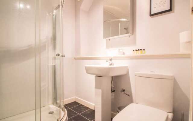 Spacious Canal side Apartment With Free Parking