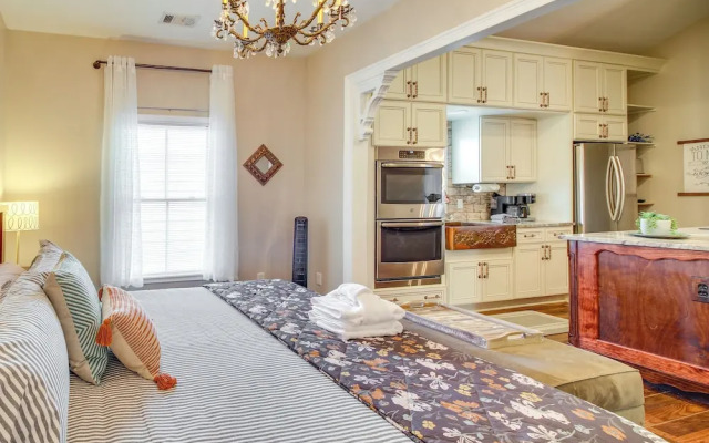 Cozy Savannah Vacation Rental w/ Fenced Courtyard!