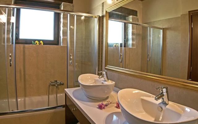 Luxurious Villa With Private Pool, Near a Couple of Restaurants & Sandy Beach