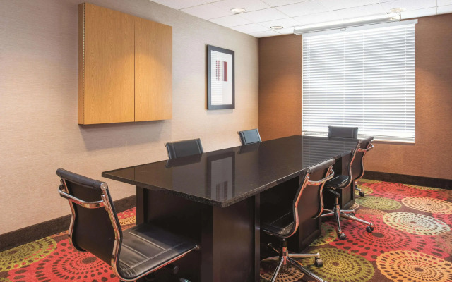 La Quinta Inn & Suites St. Louis Airport - Riverport