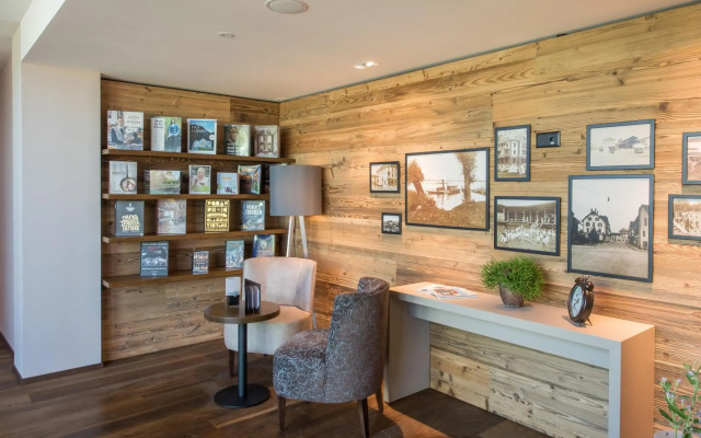 HOTEL illuster - Urban & Local
