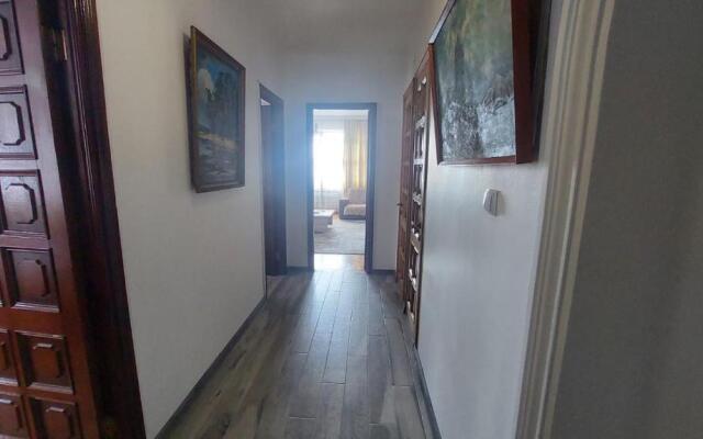 On Khimshiashvili Apartment