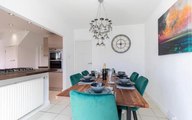 Modern Three Bedroom Home in Gloucester with Hot Tub