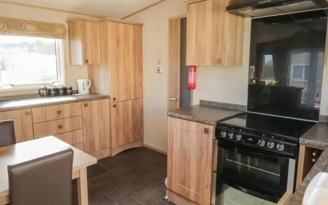 Caravansleeps6-freeparking-quietretreat-nature