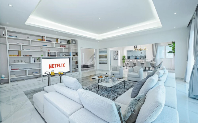 LUX White Modern Villa