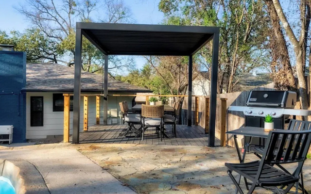 Luxury Zilker Home Pool Hot Tub Kitchen