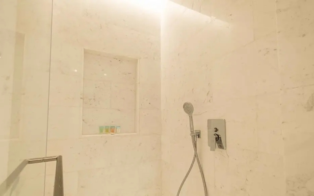 LUX Iconic Views at Palm Tower Suite 2