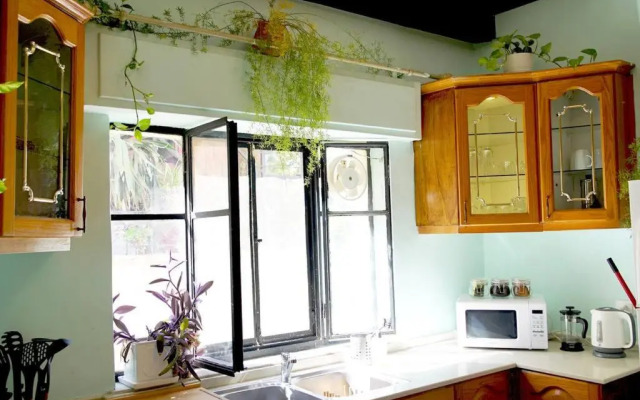 Inspiring 3Bed Unit with Sunny Balcony & Fireplace