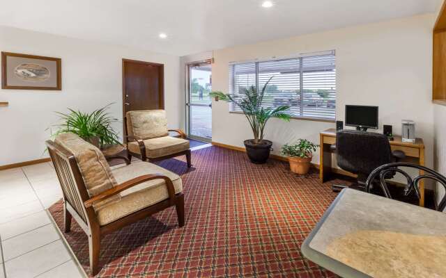 Super 8 by Wyndham Ionia MI