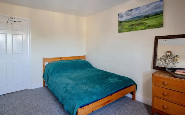 Cozy Corsham Apartment With 2 Bedrooms