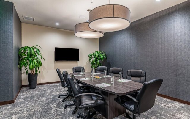 Holiday Inn & Suites Silicon Valley - Milpitas by IHG