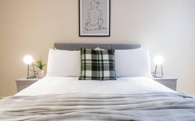 Contemporary One Bedroom Flat by Sojo Stay