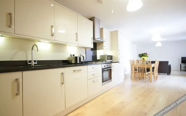Crompton House Apartments