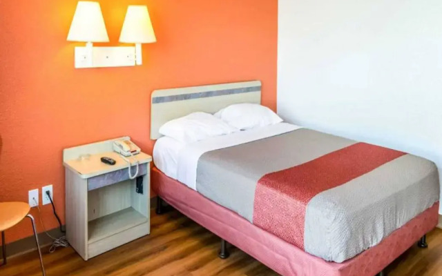 Motel 6 Bakersfield, CA - Convention Center