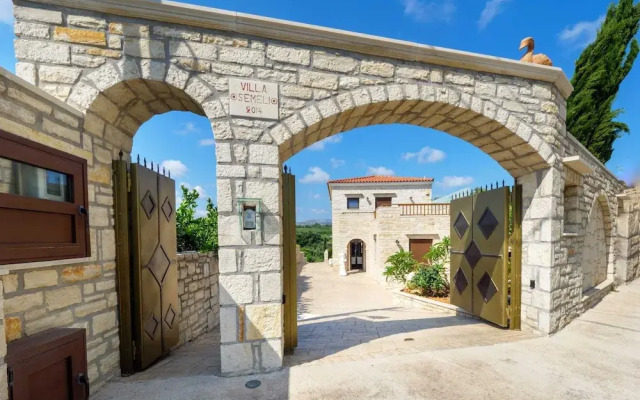 Luxurious Villa With Private Pool, Near a Couple of Restaurants & Sandy Beach