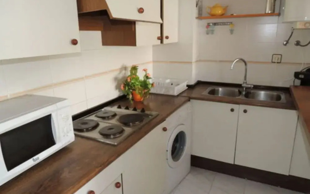 Pretty Apartment Near Roses Beach
