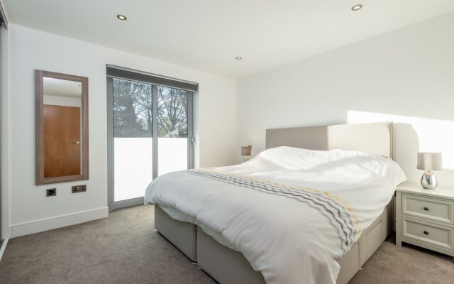 Luxury Balcony Apartment with Parking