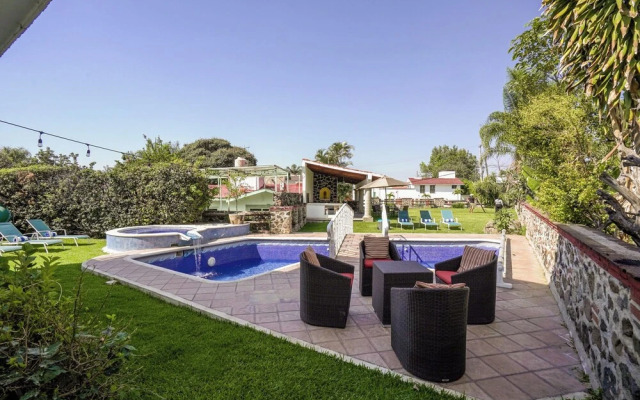 Spacious House with Pool
