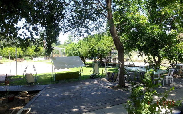 Nuriel Fruit & Guest House