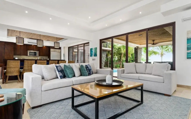 Beachfront Villa - Sunsets and Daily Maid Service