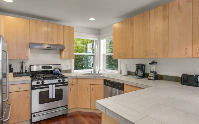 Seattle Vacation Home: Graceland