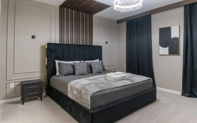 Sophisticated 9 Bedroom Close to Disney