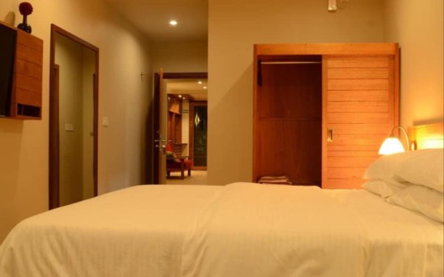 Maakanaa Lodge