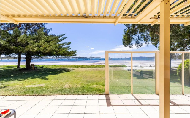 Sandy Beach House - Corlette Waterfront