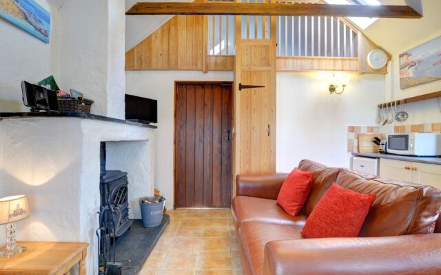 Picturesque Holiday Home in Bwlch-y-groes With Garden