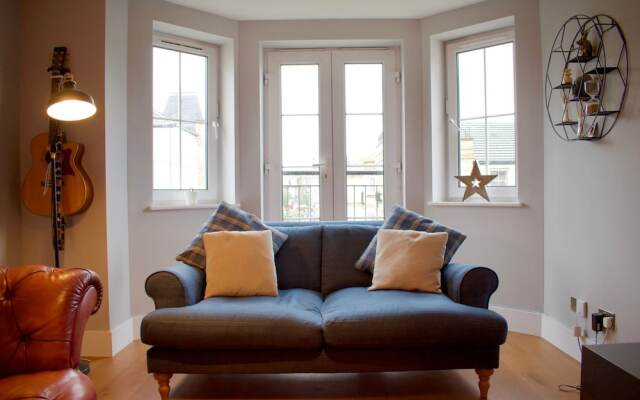 Large 2 Bedroom Flat in Leith With Free Parking