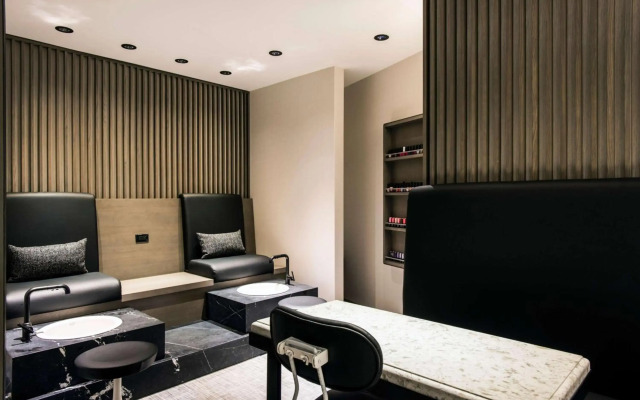 LondonHouse Chicago, Curio Collection by Hilton