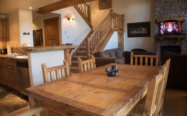 Black Bear Lodge by CB Lodging