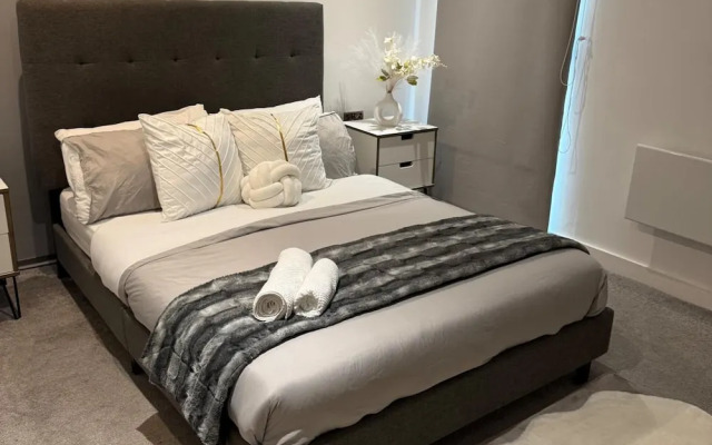 Stylish 2-bed Apt-private Parking-10mins to Centre