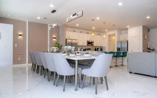 Stunning 15 Suites Close to Disney
