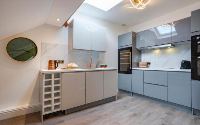 Oak Street Apartment