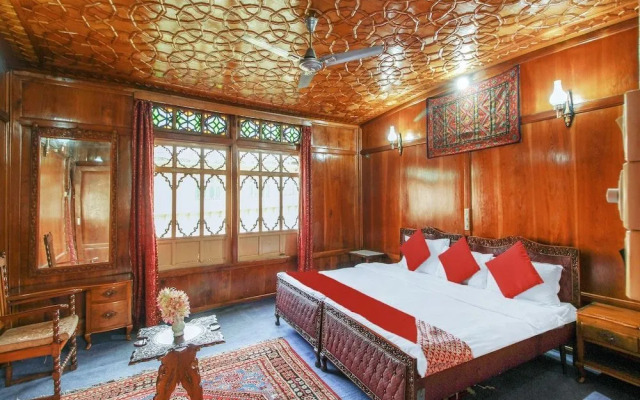 New Maharaja Palace Group of Houseboat's