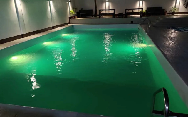 White Summerville Tourist Inn