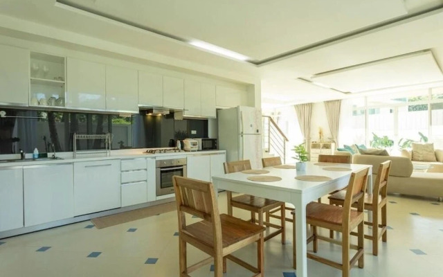 WalkingToAwardwinningNaiharnBeach4BRv129