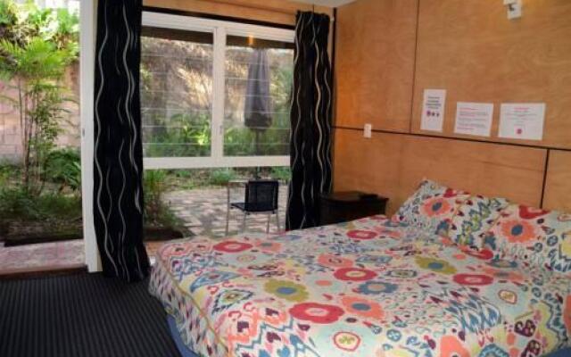 Dolphins Beach House - Hostel