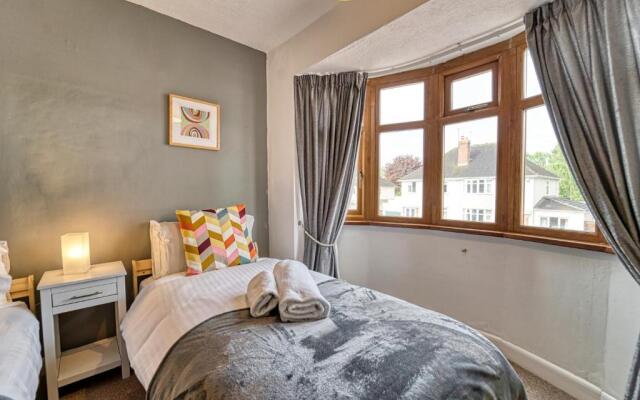 Cosy 3 Bedroom Home with Parking