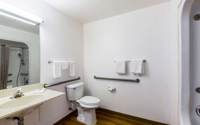 Motel 6 Baraboo, WI - Lake Delton