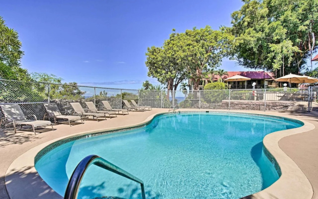 Kona Condo w/ View, Walk to Beach & Restaurants