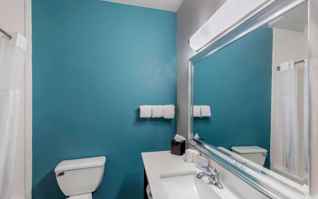 Clarion Inn & Suites DFW North