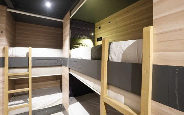 Single Bed Stays in Mixed Dormitory Room Andheri